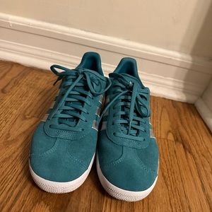 Adidas Women’s Gazelle Size 8.5 Color Arctic Fusion/ Metallic Silver/Cloud White